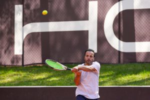 ورزشکاران و داوران تنیس پس از پایان مسابقه